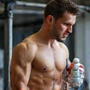 Atleta bebiendo agua después de entrenar, simbolizando la nutrición deportiva.